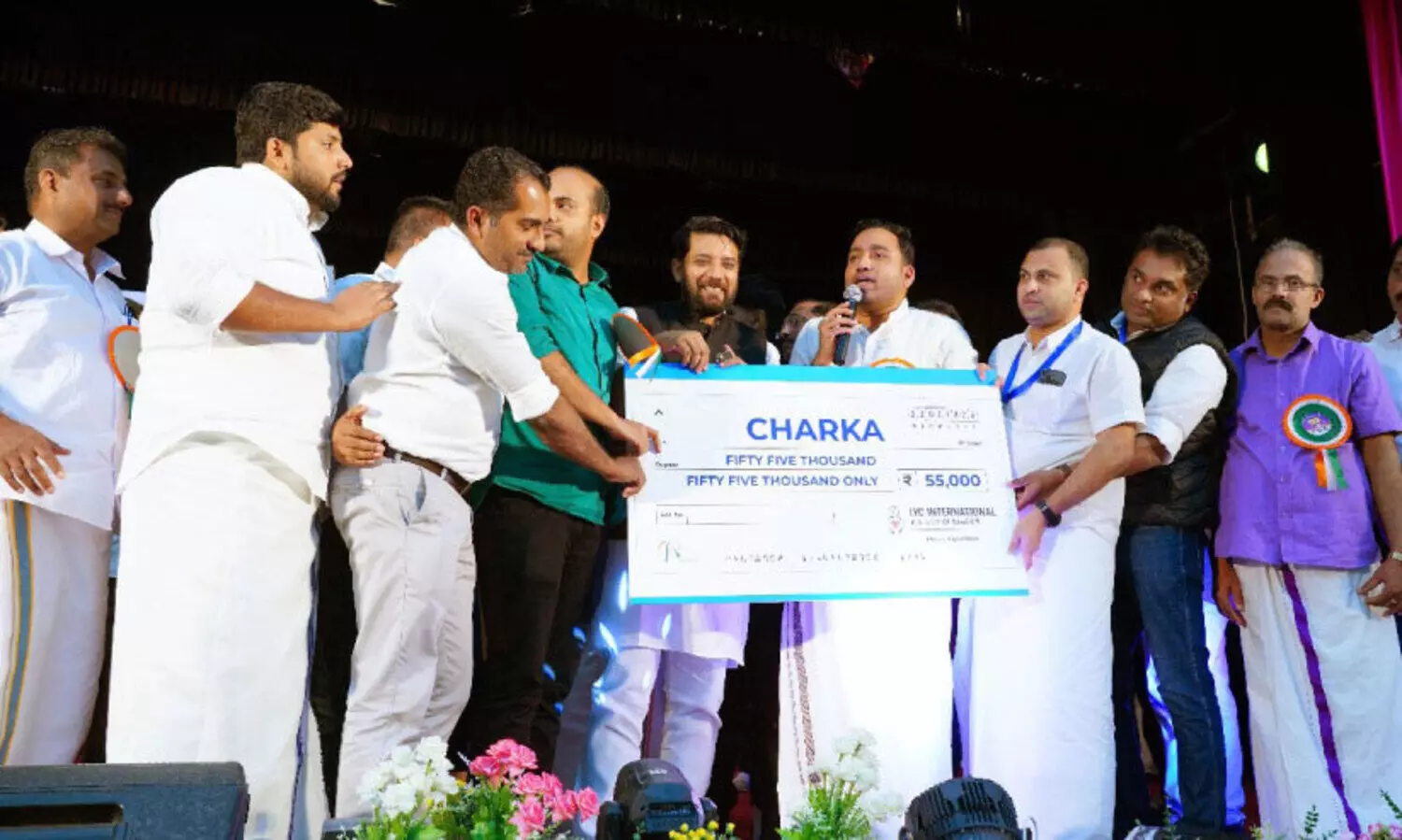 ഐ.​വൈ.​സി ഇ​ന്റ​ർ​നാ​ഷ​ന​ൽ ബ​ഹ്‌​റൈ​ൻ ഇ​ല​ക്ട്രി​ക് വീ​ൽ ചെ​യ​റി​നു​ള്ള തു​ക കൈ​മാ​റി