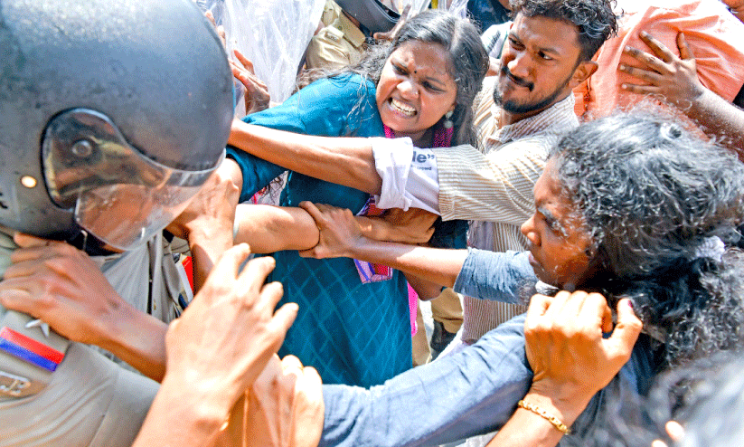 ആശമാർക്ക് പിന്തുണയുമായി യൂത്ത് കോൺഗ്രസ് പ്രതിഷേധ മാർച്ച് സംഘർഷഭരിതം ആശമാർക്ക് പിന്തുണയുമായി യൂത്ത് കോൺഗ്രസ് പ്രതിഷേധ മാർച്ച് സംഘർഷഭരിതം