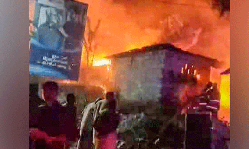 തേൻ പുഴ ഈസ്റ്റിൽ തീപിടിത്തം; പുരയിടവും വ്യാപാരസ്ഥാപനങ്ങളും കത്തിനശിച്ചു തേൻ പുഴ ഈസ്റ്റിൽ തീപിടിത്തം; പുരയിടവും വ്യാപാരസ്ഥാപനങ്ങളും കത്തിനശിച്ചു