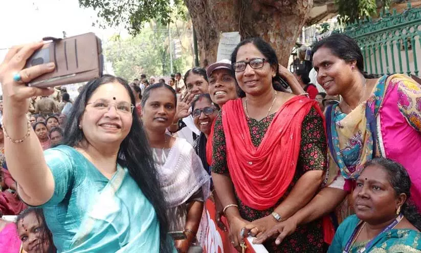 എരിപൊരി വെയിലിലും അപ്രതീക്ഷിതമായി എത്തിയ മഴയിലും തളരാതെ ആശാവർക്കർ