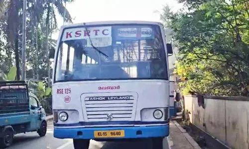 ഓടിക്കൊണ്ടിരിക്കുന്ന ബസില്‍ നിന്ന് തെറിച്ചുവീണ് യാത്രക്കാരിക്ക് പരിക്ക്