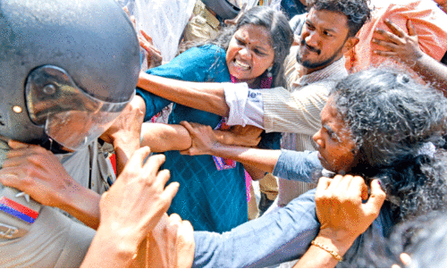 ആശമാർക്ക്​ പിന്തുണയുമായി യൂത്ത്‌ കോൺഗ്രസ്‌   പ്രതിഷേധ മാർച്ച്​ സംഘർഷഭരിതം