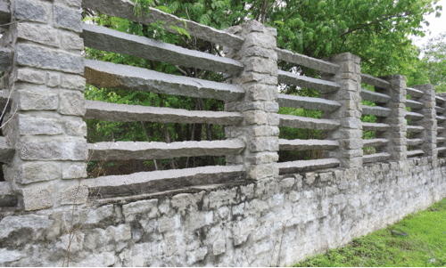 പാമ്പും കള്ളനും കയറാത്തതായിരിക്കണം വീടിന്‍റെ ചുറ്റുമതിൽ. ചെലവു കുറച്ച് മതിൽ പണിയാനുള്ള വഴികളിതാ...