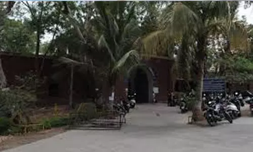 കോളജിൽ ഹോളി ആഘോഷത്തിന് അനുമതി നിഷേധിച്ചു; അധ്യാപകരടക്കം 150 ജീവനക്കാരെ പൂട്ടിയിട്ടു; നാലു വിദ്യാർഥികൾക്ക് സസ്പെൻഷൻ