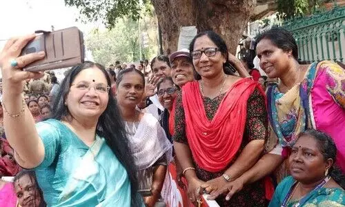 എരിപൊരി വെയിലിലും അപ്രതീക്ഷിതമായി എത്തിയ മഴയിലും തളരാതെ ആശാവർക്കർ