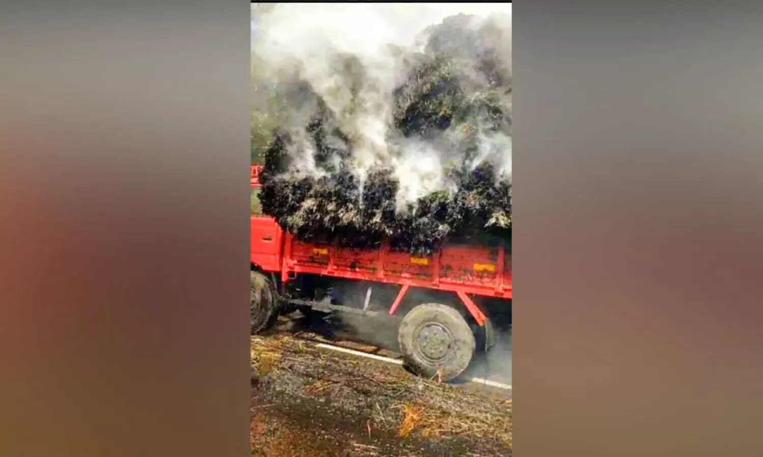 വൈ​ദ്യു​തി ലൈ​നി​ൽ ത​ട്ടി വൈ​ക്കോ​ൽ ലോ​റി​ക്ക് തീ​പി​ടി​ച്ചു