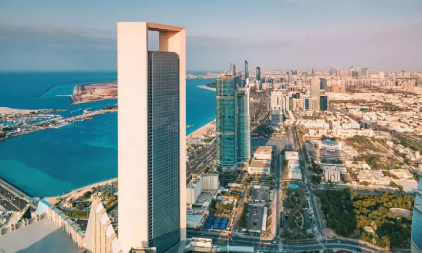 ബ്ലൂകോളർ  ജോലിക്കാരെ വെട്ടിക്കുറച്ച്  വൈറ്റ് കോ​ള​ര്‍’ തൊ​ഴി​ലാ​ളി​ക​ളു​ടെ എ​ണ്ണം വ​ര്‍ധി​പ്പി​ക്കാ​നൊരുങ്ങി അ​ബൂ​ദ​ബി