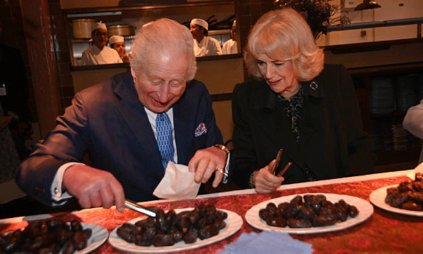 റമദാൻ കിറ്റിൽ ഈത്തപ്പഴം നിറച്ച് ബ്രിട്ടീഷ് രാജാവും രാജ്ഞിയും