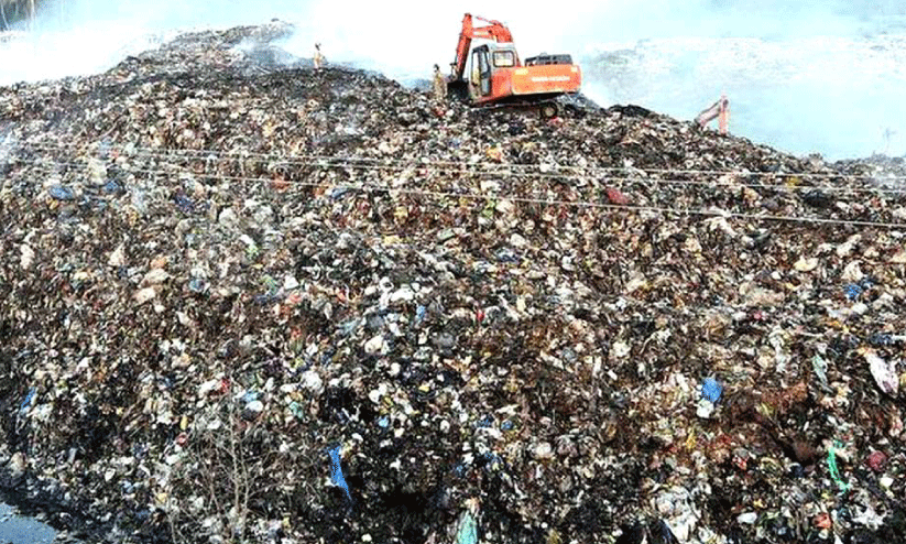 ബ്രഹ്മപുരം; പുറത്തുനിന്നുള്ള മാലിന്യം ശേഷി ഉറപ്പാക്കിയിട്ട് മാത്രം -ഹൈകോടതി ബ്രഹ്മപുരം; പുറത്തുനിന്നുള്ള മാലിന്യം ശേഷി ഉറപ്പാക്കിയിട്ട് മാത്രം -ഹൈകോടതി