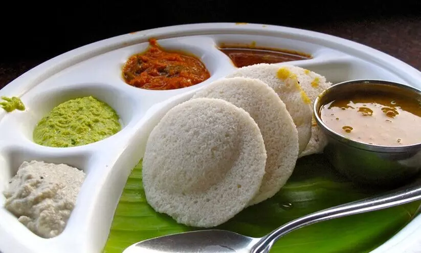 ഇഡ്ഡലി ഉണ്ടാക്കുമ്പോൾ പ്ലാസ്റ്റിക് ഷീറ്റ് ഉപയോഗിക്കുന്നു; കർണാടകയിൽ 52 ഹോട്ടലുകൾക്ക് പിഴ