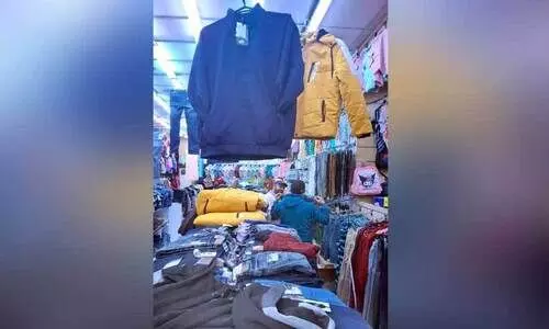 സൗ​ദി​യി​ൽ ത​ണു​പ്പ്​ വീ​ണ്ടും ക​ടു​ത്തു; വ​സ്​​ത്ര​ക്ക​ച്ച​വ​ട​ക്കാ​രു​ടെ മ​ന​സും കീ​ശ​യും നി​റ​യു​ന്നു