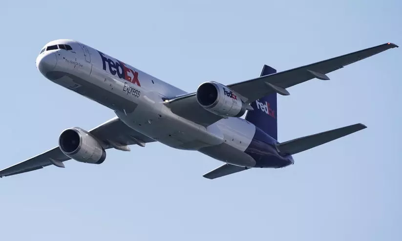 പക്ഷിയിടിച്ചതിനെ തുടർന്ന് ഫെഡ്എക്സ് വിമാനത്തിന് തീപിടിച്ചു; എമർജൻസി ലാൻഡിങ്, ഞെട്ടിക്കും ദൃശ്യങ്ങൾ പുറത്ത് പക്ഷിയിടിച്ചതിനെ തുടർന്ന് ഫെഡ്എക്സ് വിമാനത്തിന് തീപിടിച്ചു; എമർജൻസി ലാൻഡിങ്, ഞെട്ടിക്കും ദൃശ്യങ്ങൾ പുറത്ത്