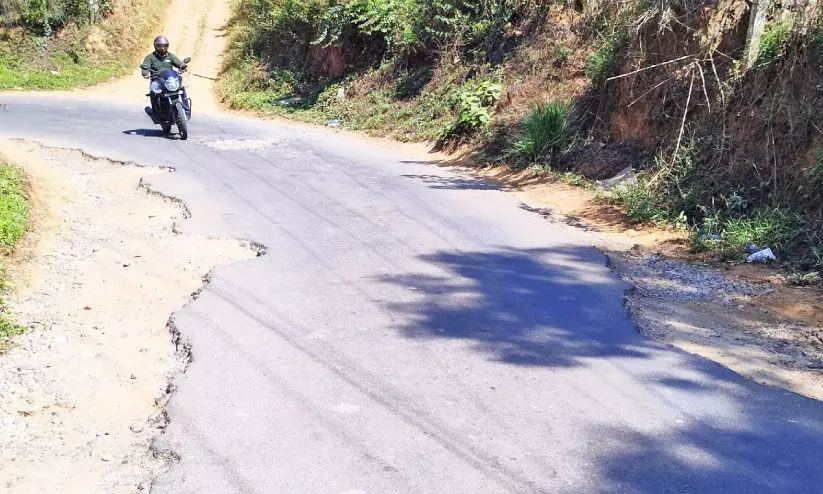 കമ്പളക്കാട്-പാറത്തോട് റോഡ് പൊട്ടിപ്പൊളിഞ്ഞ് യാത്ര ദുഷ്കരം