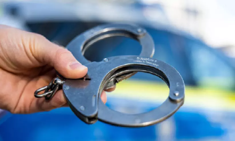 പൊലീസെന്ന് തെറ്റിദ്ധരിപ്പിച്ച് ഒരു കോടി ദിർഹം തട്ടി; രണ്ടുപേർ പിടിയിൽ പൊലീസെന്ന് തെറ്റിദ്ധരിപ്പിച്ച് ഒരു കോടി ദിർഹം തട്ടി; രണ്ടുപേർ പിടിയിൽ