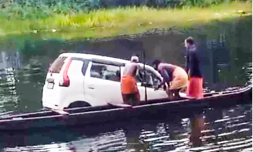 മദ്യലഹരിയിൽ കാർ പുഴയിലേക്ക് ​ഓടിച്ചിറക്കിയ യാത്രക്കാരനെ കടത്തുകാരൻ ര​ക്ഷി​ച്ചു