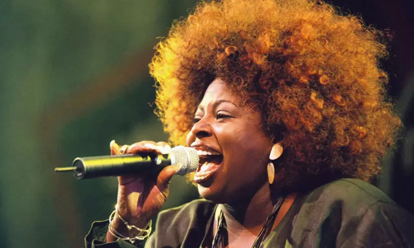 പ്രശസ്ത ഗായിക ആൻജി സ്റ്റോൺ വാഹനാപകടത്തിൽ മരിച്ചു