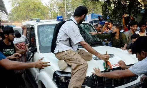 തെരഞ്ഞെടുപ്പ് തീയതി പ്രഖ്യാപിക്കണമെന്ന് ആവശ്യപ്പെട്ട് ​എസ്.​എഫ്.ഐയുടേയും ഐസയു​ടേയും പ്രതിഷേധം; മന്ത്രിയുടെ കാർ തകർത്തു