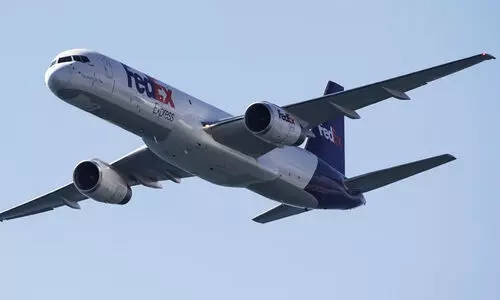 പക്ഷിയിടിച്ചതിനെ തുടർന്ന് ഫെഡ്എക്സ് വിമാനത്തിന് തീപിടിച്ചു; എമർജൻസി ലാൻഡിങ്, ഞെട്ടിക്കും ദൃശ്യങ്ങൾ പുറത്ത്