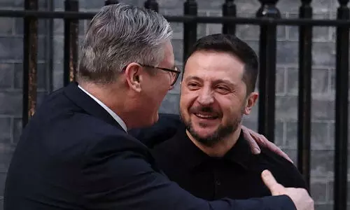 ട്രംപ് അപമാനിച്ചുവിട്ട സെലൻസ്കിയെ ആലിംഗനം ചെയ്ത് വരവേറ്റ് ബ്രിട്ടീഷ് പ്രധാനമന്ത്രി; പിന്തുണയുമായെത്തി ജനക്കൂട്ടം