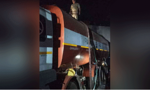 ടാ​ങ്ക​റി​ൽനി​ന്ന് എ​ണ്ണ ചോ​ർ​ന്നു; ദേ​ശീ​യ​പാ​ത​യി​ൽ അ​പ​ക​ട​പ​ര​മ്പ​ര