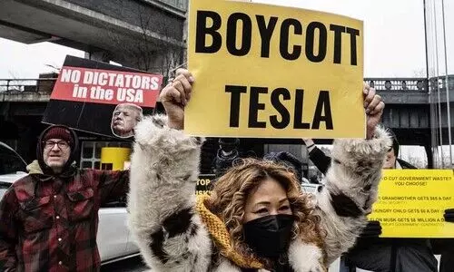 യു.എസിലെ ടെസ്‌ല ഷോറൂമുകൾ ലക്ഷ്യമിട്ട് ‘ആന്റി ഡോജ്’ പ്രതിഷേധക്കാർ