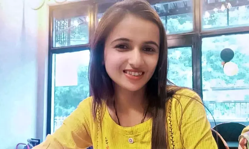 ഹിമാനി നർവാളിനെ കൊലപ്പെടുത്തിയത് മൊബൈൽ കേബിൾ ഉപയോഗിച്ച്; ഞെട്ടിക്കുന്ന വിവരങ്ങൾ പുറത്ത്; ആൺ സുഹൃത്ത് അറസ്റ്റിൽ ഹിമാനി നർവാളിനെ കൊലപ്പെടുത്തിയത് മൊബൈൽ കേബിൾ ഉപയോഗിച്ച്; ഞെട്ടിക്കുന്ന വിവരങ്ങൾ പുറത്ത്; ആൺ സുഹൃത്ത് അറസ്റ്റിൽ