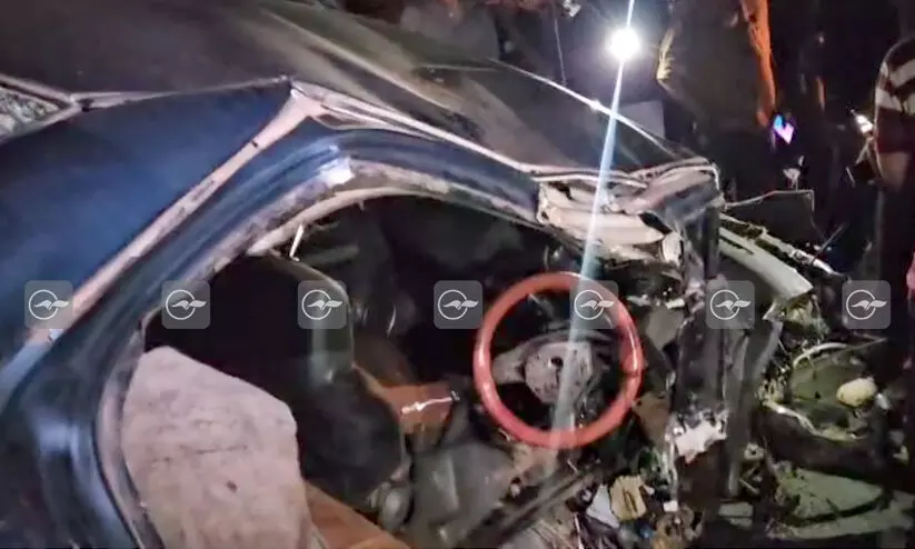 കാസർകോട്ട് കാർ ഡിവൈഡറിലിടിച്ച് പിതാവും മകനുമടക്കം മൂന്ന് പേർ മരിച്ചു VIDEO