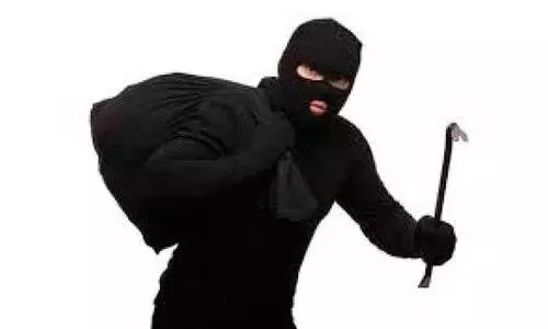 മ​ല​യാ​ളി കു​ടും​ബ​ത്തി​ന്റെ വി​ല്ല​യി​ൽ  മോ​ഷ​ണം; സ്വ​ർ​ണാ​ഭ​ര​ണ​ങ്ങ​ൾ ന​ഷ്​​ട​പ്പെ​ട്ടു