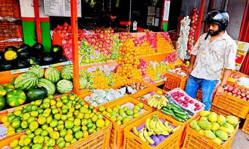 ചൂ​ടും റ​മ​ദാ​നും; പ​ഴ വി​പ​ണി​യി​ൽ വി​ല​ക്ക​യ​റ്റം