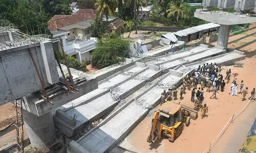 ആലപ്പുഴയിൽ നിർമാണത്തിലിരുന്ന മേൽപാലം തകർന്നുവീണു; ഒഴിവായത്​ വൻദുരന്തം, ആഘാതത്തിൽ സമീപത്തെ രണ്ടുവീടുകൾക്ക് വിള്ളൽ