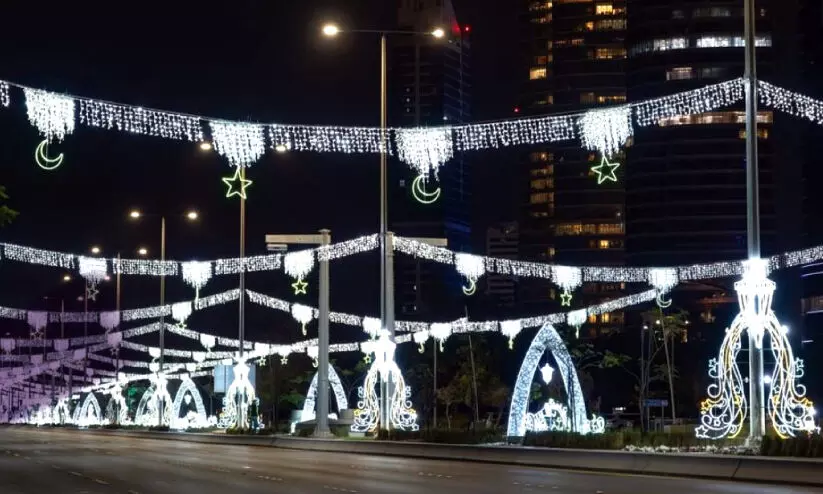 വ​ർ​ണ വി​ള​ക്കു​ക​ളാ​ൽ പ്ര​കാ​ശ​പൂ​രി​ത​മാ​യി അ​ബൂ​ദ​ബി ന​ഗ​രം
