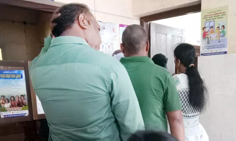 വേനലിൽ രോഗങ്ങൾ വർധിച്ചു; നിറഞ്ഞുകവിഞ്ഞ് ആശുപത്രികൾ വേനലിൽ രോഗങ്ങൾ വർധിച്ചു; നിറഞ്ഞുകവിഞ്ഞ് ആശുപത്രികൾ