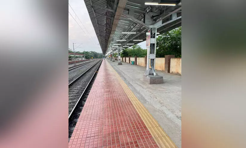 റെ​യി​ൽ​വേ​യു​ടെ ശ്ര​ദ്ധ​ക്ക്...ഇ​വി​ടെ ഇ​രി​പ്പി​ട​ങ്ങ​ളി​ല്ലാ