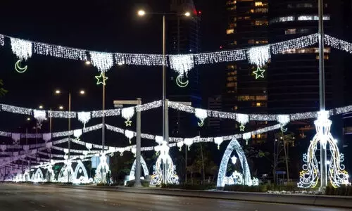 വ​ർ​ണ വി​ള​ക്കു​ക​ളാ​ൽ പ്ര​കാ​ശ​പൂ​രി​ത​മാ​യി അ​ബൂ​ദ​ബി ന​ഗ​രം