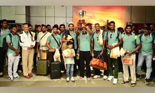 അഭിമാന താരങ്ങൾക്ക് ആവേശവരവേൽപ്പ്; കേരള ക്രിക്കറ്റ് ടീം നാട്ടിലെത്തി -വിഡിയോ