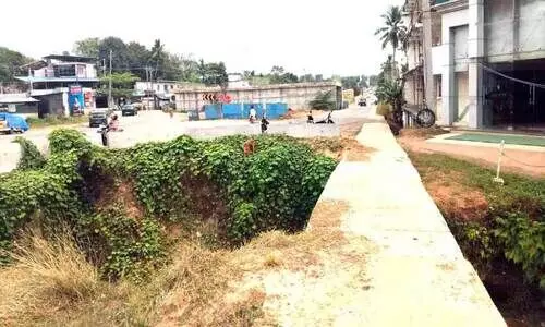 ദേശീയപാത നിർമാണം ഇഴയുന്നു; തട്ടുപാലം അപകടക്കെണി ദേശീയപാത നിർമാണം ഇഴയുന്നു; തട്ടുപാലം അപകടക്കെണി