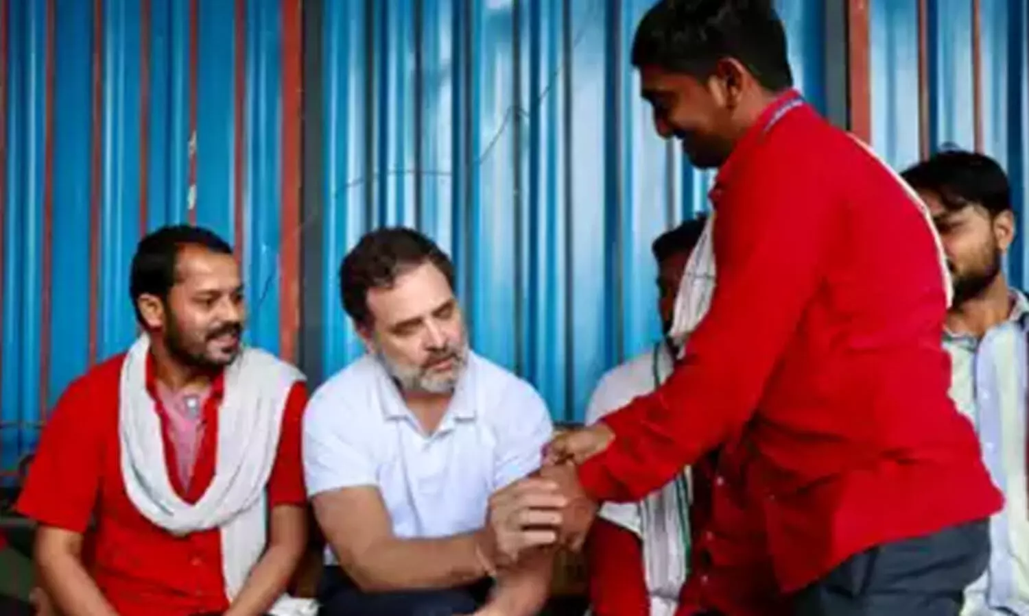 ‘ജീവൻ പണയപ്പെടുത്തി സഹജീവികളെ സഹായിച്ചവരാണിവർ’, ഡൽഹി റെയിൽവേ സ്റ്റേഷനിലെ പോർട്ടർമാരെ പ്രശംസിച്ച് രാഹുൽ ഗാന്ധി