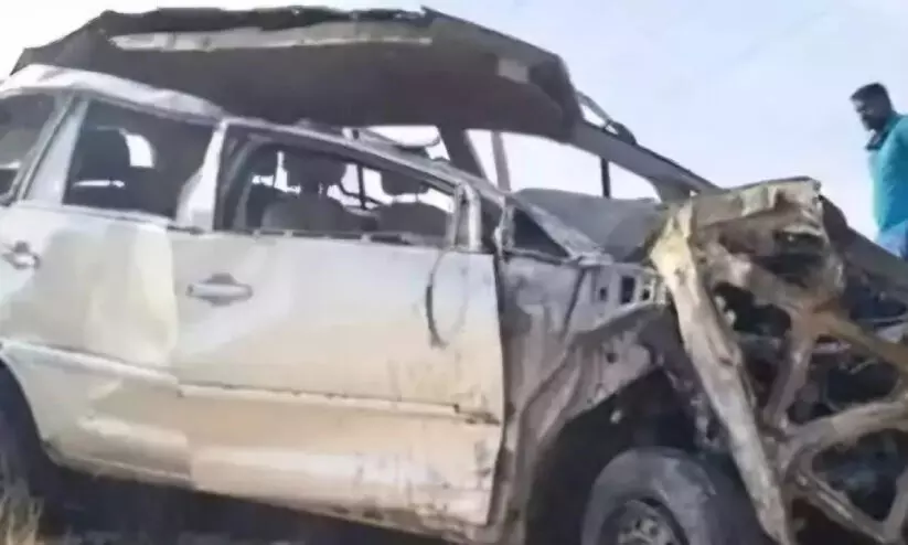 ബംഗളൂരു-ചെന്നൈ എക്സ്പ്രസ് വേയില് വാഹനാപകടം; നാലുപേർ മരിച്ചു ബംഗളൂരു-ചെന്നൈ എക്സ്പ്രസ് വേയില് വാഹനാപകടം; നാലുപേർ മരിച്ചു