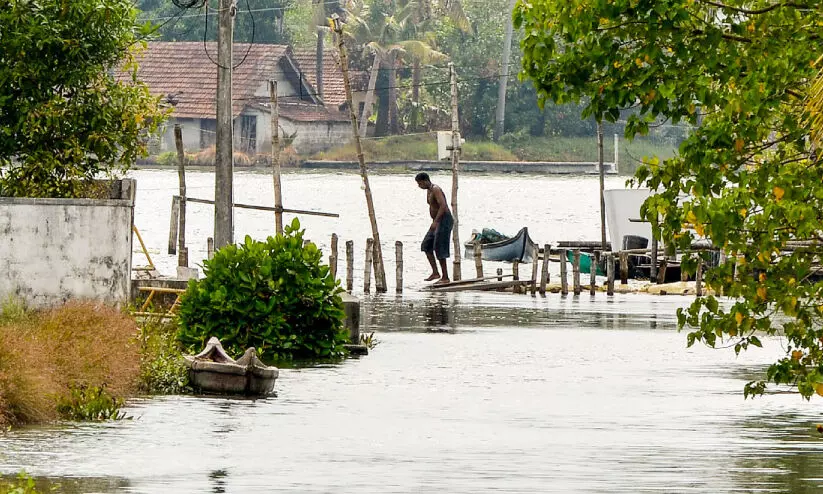 വേലിയേറ്റം രൂക്ഷം; കായൽതീരത്തെ നൂറുകണക്കിന് വീടുകളിൽ വെള്ളം കയറി
