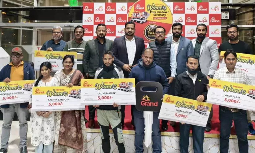 ഗ്രാ​ൻ​ഡ് മാ​ൾ ന്യൂ ​ഇ​യ​ർ മെ​ഗാ പ്ര​മോ​ഷ​ൻ സ​മ്മാ​ന വി​ത​ര​ണം