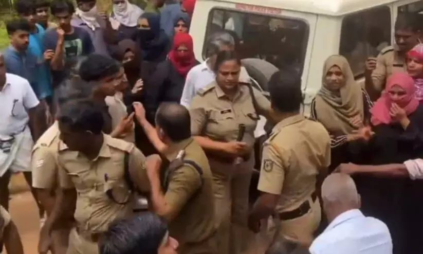 പുറക്കാമല സമരത്തിനിടെ 15കാരനെ വലിച്ചിഴച്ച് പൊലീസ്