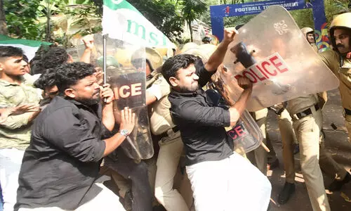 ‘പേന്റില് പിടിച്ച് വലിക്ക്യാ... കൊലയാളിക​ളെ രക്ഷിക്കാനാണ് നിങ്ങളീ പണിയെടുക്കുന്നത്...’ -പൊലീസുകാർക്കെതി​രെ സമരക്കാർ -VIDEO