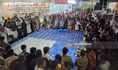 താനൂരിൽ വൻ സ്പിരിറ്റ് വേട്ട; പിടികൂടിയത് 10000 ലിറ്റർ സ്പിരിറ്റ്; മൈദ ചാക്കുകൾക്കടിയിൽ ഒളിപ്പിച്ച നിലയിൽ താനൂരിൽ വൻ സ്പിരിറ്റ് വേട്ട; പിടികൂടിയത് 10000 ലിറ്റർ സ്പിരിറ്റ്; മൈദ ചാക്കുകൾക്കടിയിൽ ഒളിപ്പിച്ച നിലയിൽ