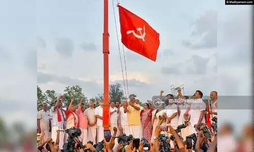 ചെങ്കൊടി ഉയർന്നു; സി.പി.എം സമ്മേളന ആരവത്തിലേക്ക് കൊല്ലം ചെങ്കൊടി ഉയർന്നു; സി.പി.എം സമ്മേളന ആരവത്തിലേക്ക് കൊല്ലം