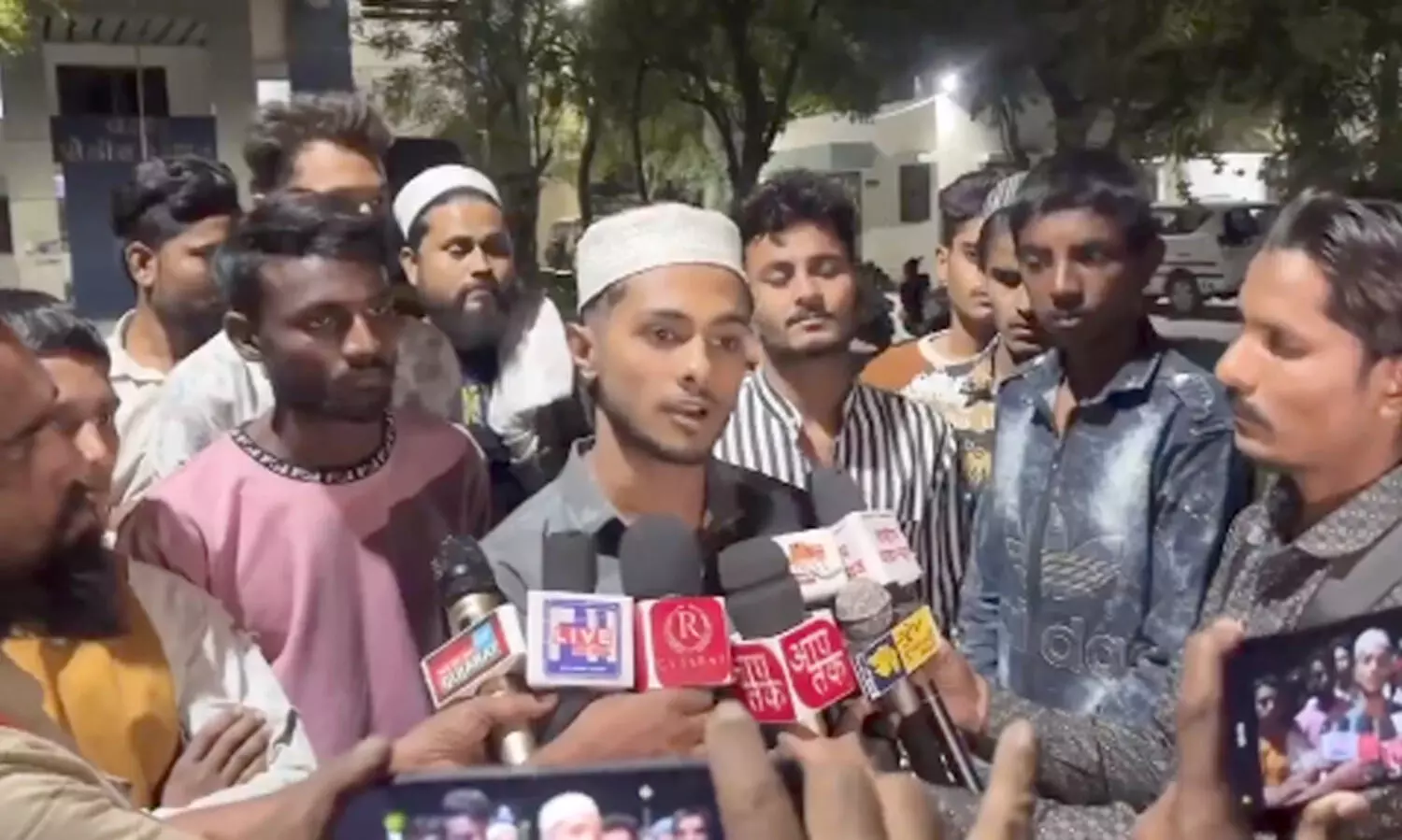 തറാവീഹ് കഴിഞ്ഞ് മടങ്ങിയവരെ ആക്രമിച്ച് തീവ്രഹിന്ദുത്വവാദികൾ; കുട്ടികളെയടക്കം കത്തിമുനയിൽ ‘ജയ് ശ്രീറാം’ വിളിപ്പിച്ചു