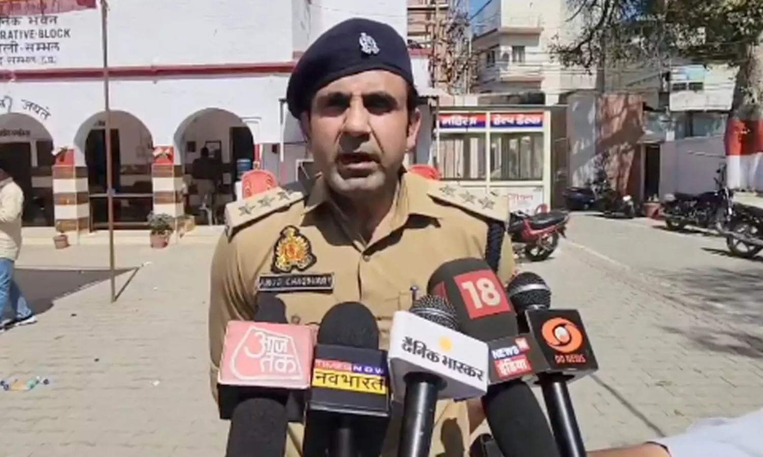 വർഷത്തിൽ 52 ജുമുഅ ഉണ്ട്, ഹോളി ഒന്നേയുള്ളൂ -യു.പി പൊലീസ്; ‘മുസ്‌ലിംകൾക്ക് പേടിയുണ്ടെങ്കിൽ പുറത്തിറങ്ങാതെ വീട്ടിലിരിക്കണം’