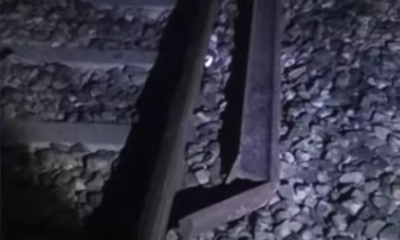 തൃശൂർ റെയിൽവെ ട്രാക്കിൽ ഇരുമ്പ് തൂൺ കയറ്റിവെച്ചു: വൻ അപകടം ഒഴിവായി