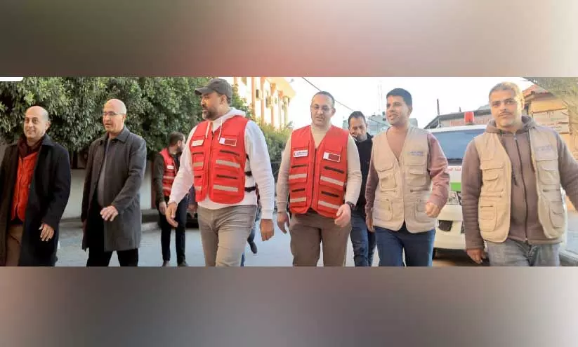 റെ​ഡ്ക്ര​സ​ന്റി​ന്റെ ലൈ​ഫ്‌​ലൈ​ന്‍ മെ​ഡി​ക്ക​ല്‍ സം​ഘം ഗ​സ്സ​യി​ല്‍