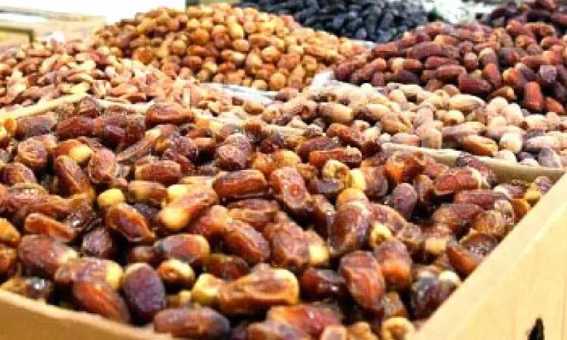 നി​യ​മം ലം​ഘി​ച്ച ഈ​ത്ത​പ്പ​ഴ ക​ട​ക​ൾ അ​ട​ച്ചു​പൂ​ട്ടി