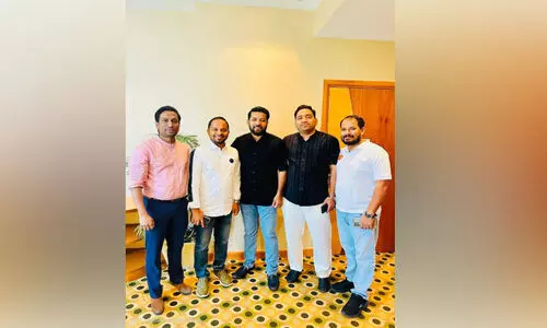 സൗ​ഹൃ​ദ​ങ്ങ​ളു​ടെ ഗൃ​ഹാ​തു​ര​ത പു​തു​ക്കി ഷാ​ഫി പ​റ​മ്പി​ലും സ​ഹ​പാ​ഠി​ക​ളും